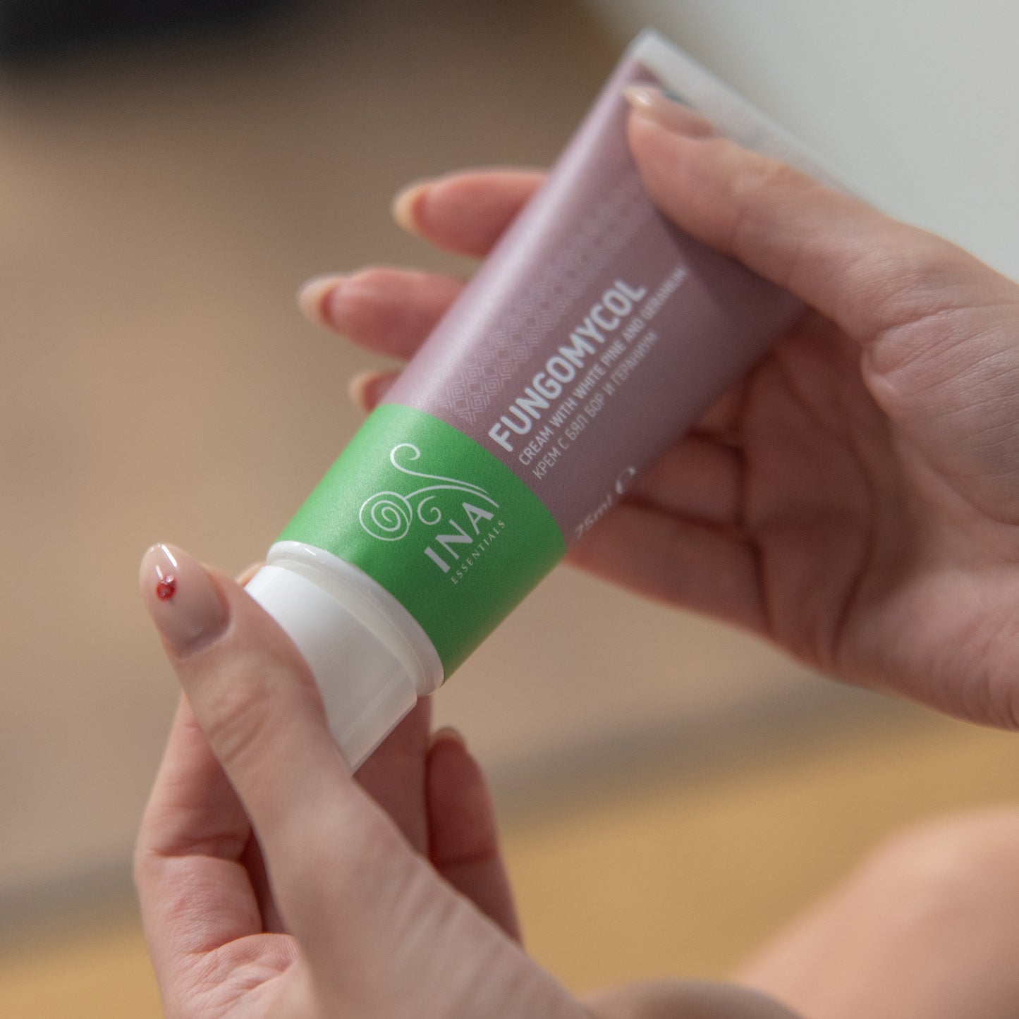 Kupte si 2 krémy na plíseň nehtů nebo suchou a popraskanou pokožku a 1 organickou vodu z bílé borovice