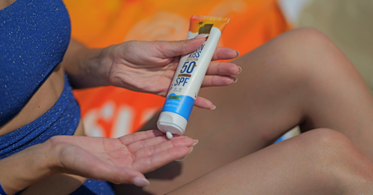 Nanášení opalovacího krému SPF 50 na pláži
