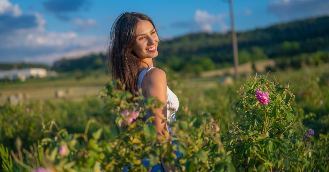 Žena v rozkvetlém růžovém poli v bulharském Růžovém údolí