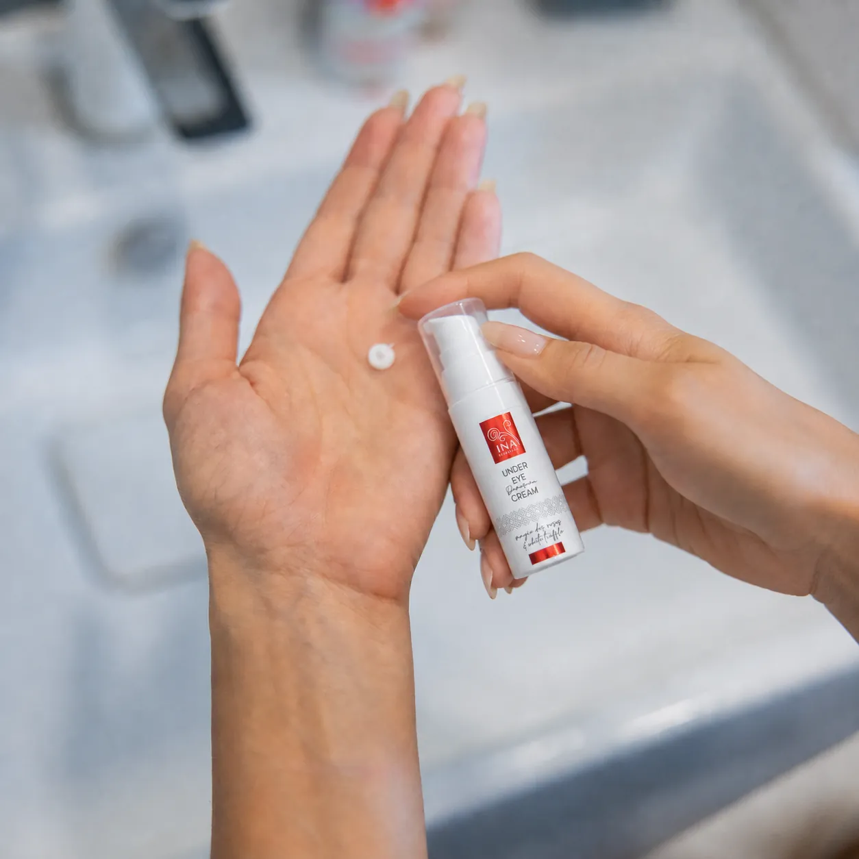 Krok správného nanášení očního krému Rose Eye Lift